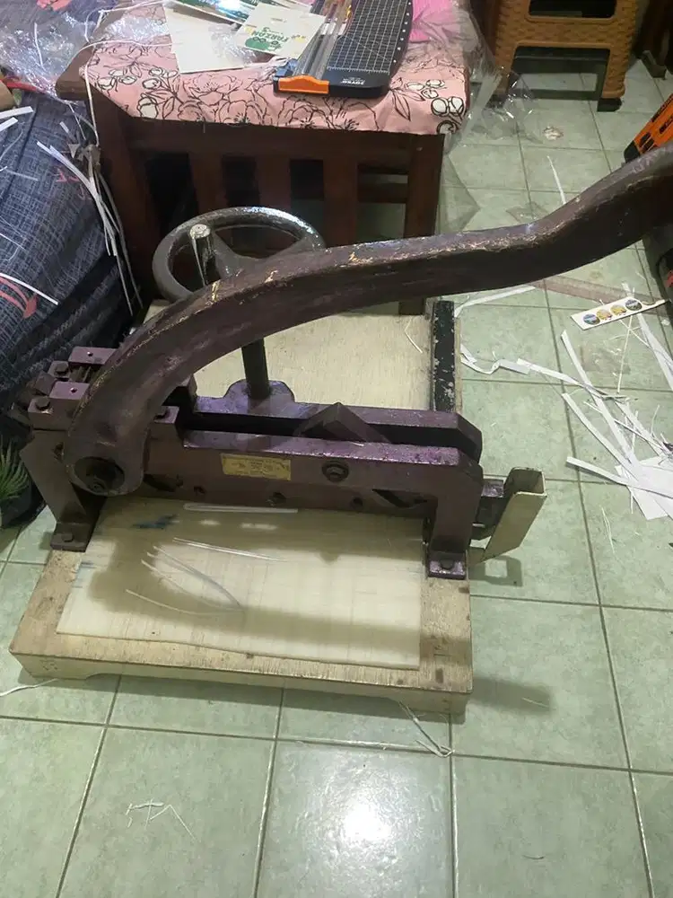 Alat Potong Kertas Full Besi