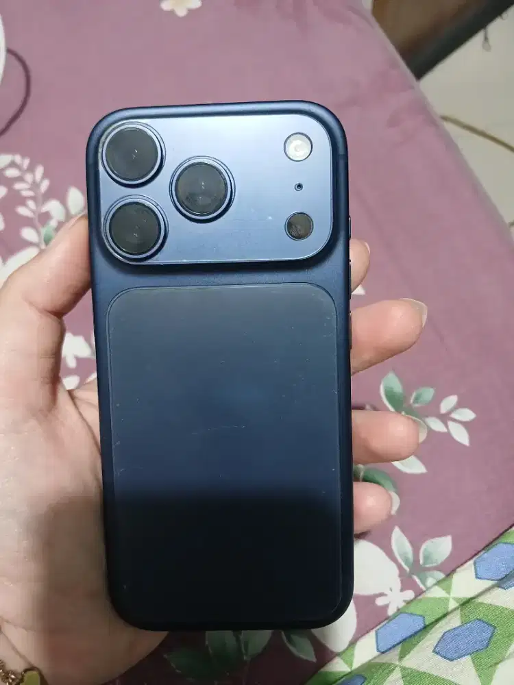 Iphone 17 pro warna biru
