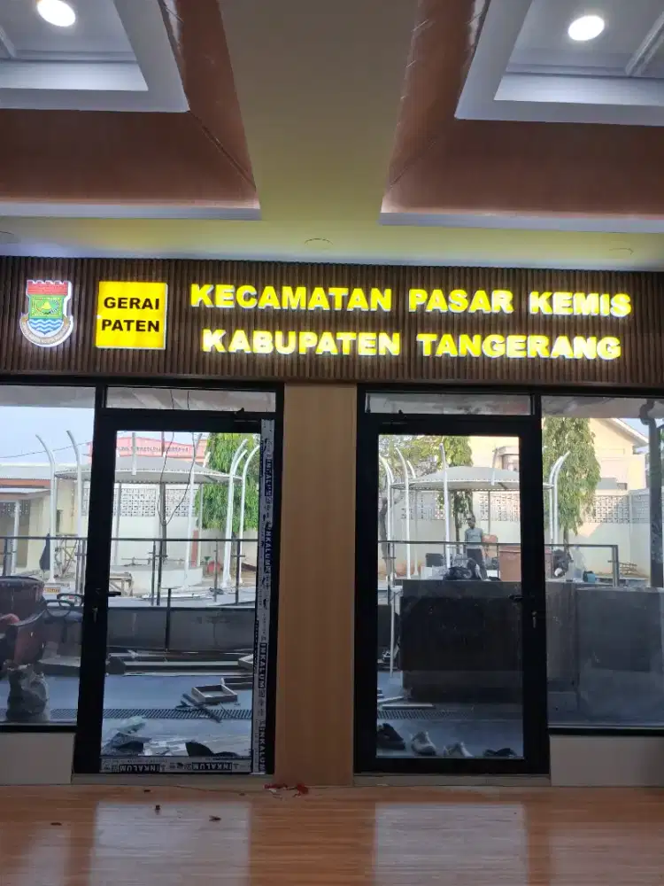 Huruf timbul  dan neon box