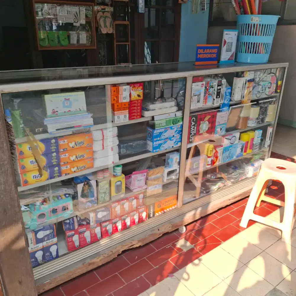 Etalase 2 meter kondisi masih ok dan layak