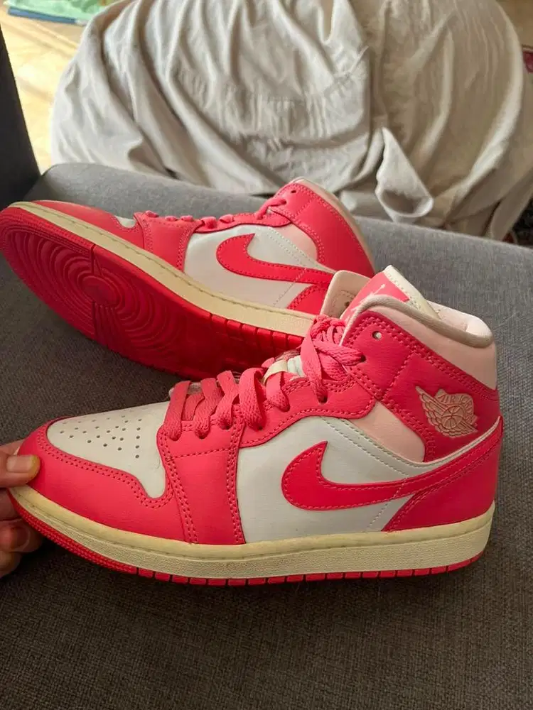 air jordan 1 mid strawberries and cream