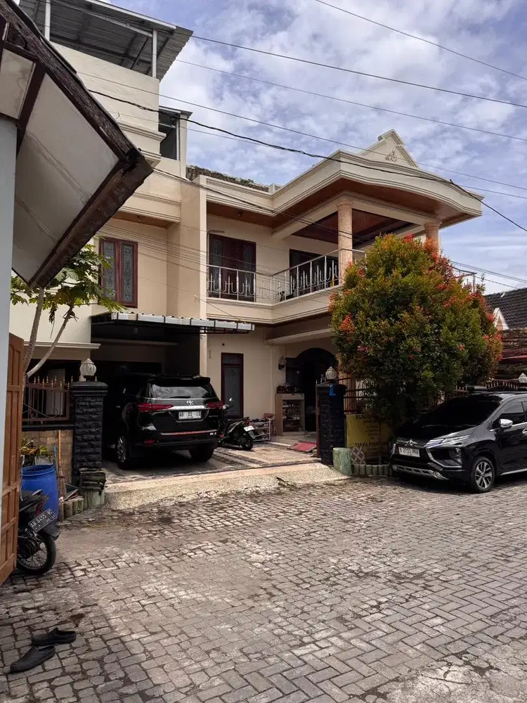 Di jual rumah 3 lantai