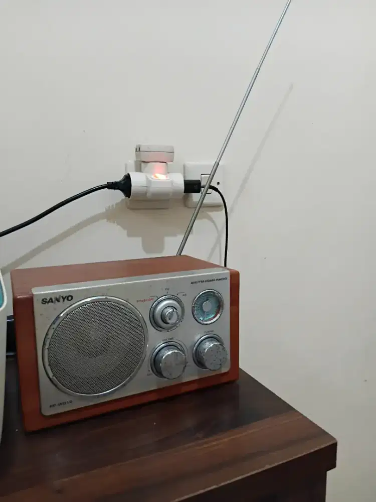 Radio retro Sanyo AM/FM Home Radio (seri RP-WD10)