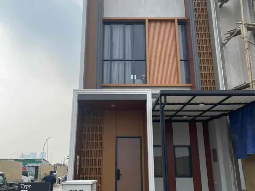 Rumah Cantik Modern Siap Huni 3 Lantai, Berlokasi Strategis