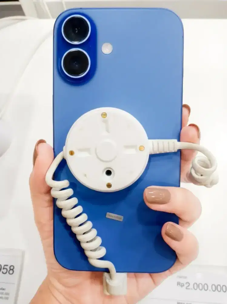 iPhone 16 warna biru laut ultra
