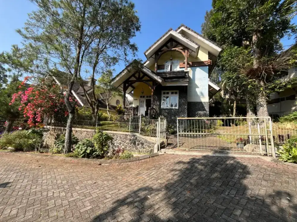 Di jual murah vila 2 lantai siap huni lokasi kota bunga Cipanas puncak