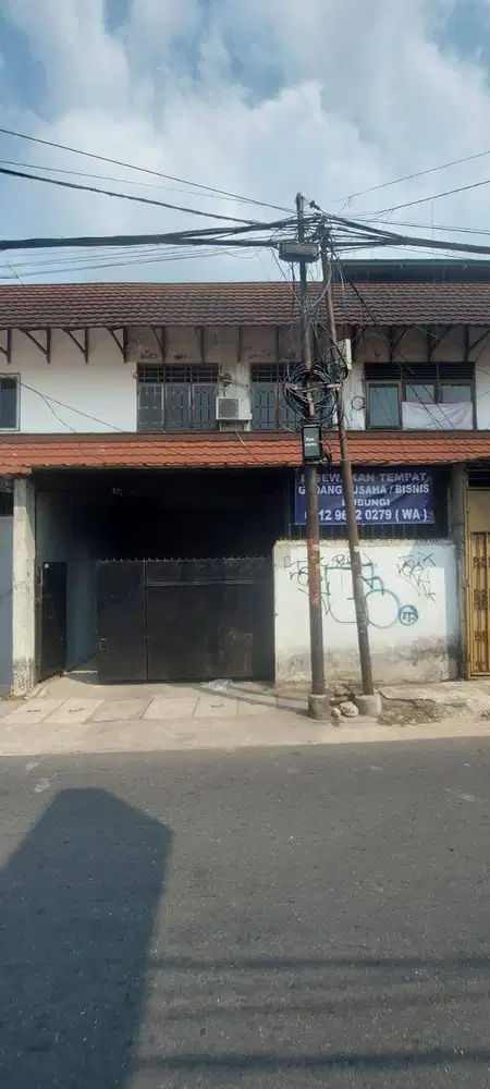 Disewakan ( NEGO ) bangunan komersil 2 lantai bekas kantor & gudang