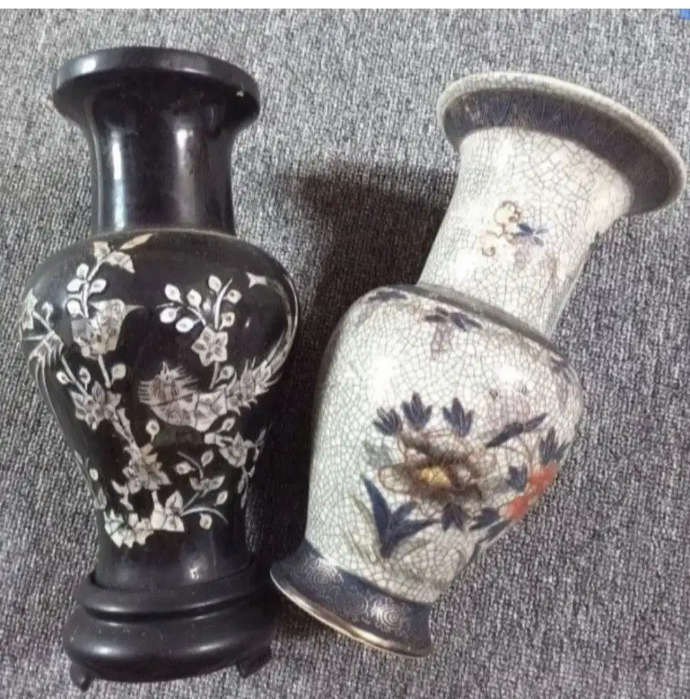 Sale guci antik 2 pcs  bahan kayu dan keramik guci tua dari tahun 1990