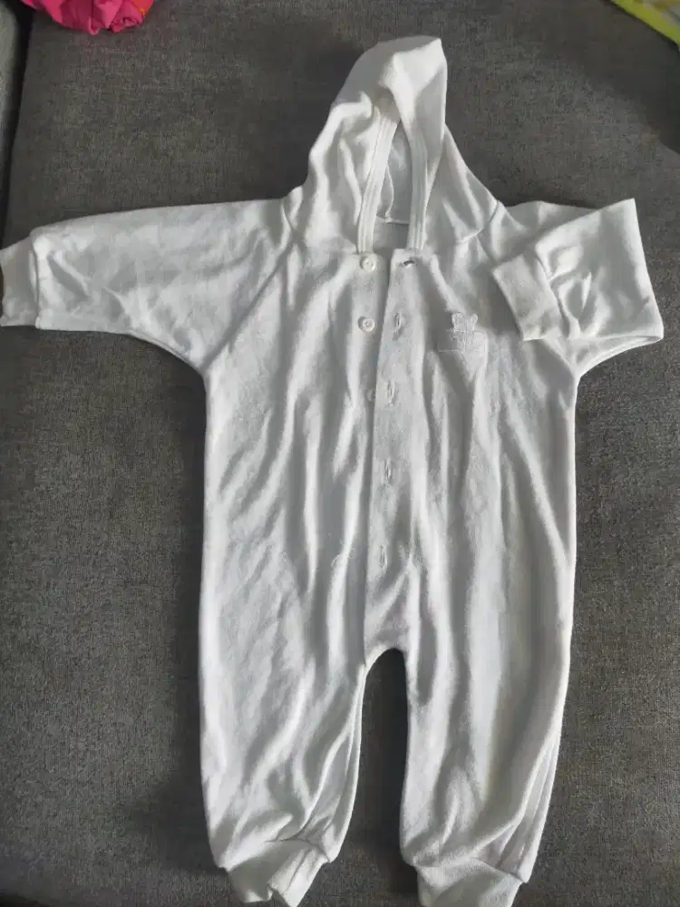 Jumpsuit bayi kupluk putih