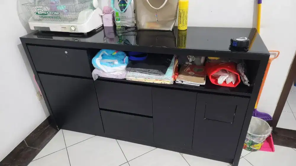 Meja dan lemari