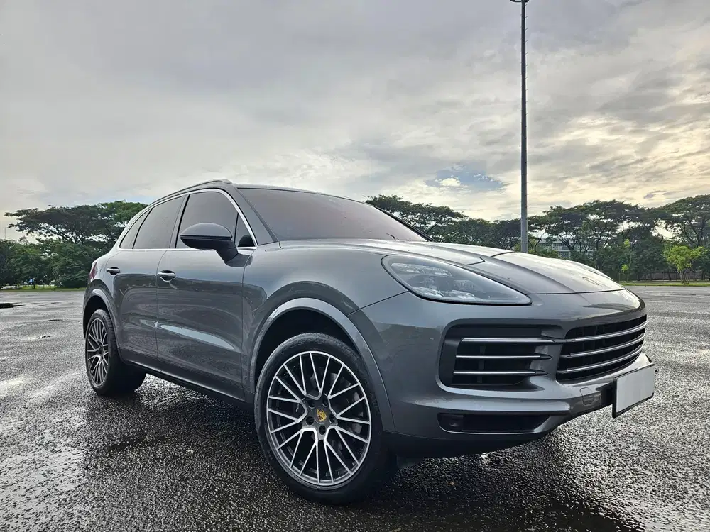 LOW ODO ! Porsche Cayenne 9Y0 Panoramic AWD GREY ON RED 2018 / 2019