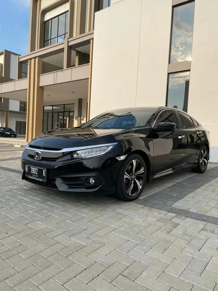 Civic Es Turbo matic 2016 | sedan hitam | km ANTIK