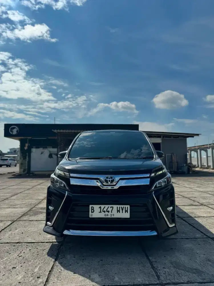 TOYOTA VOXY 2.0 AT HITAM
