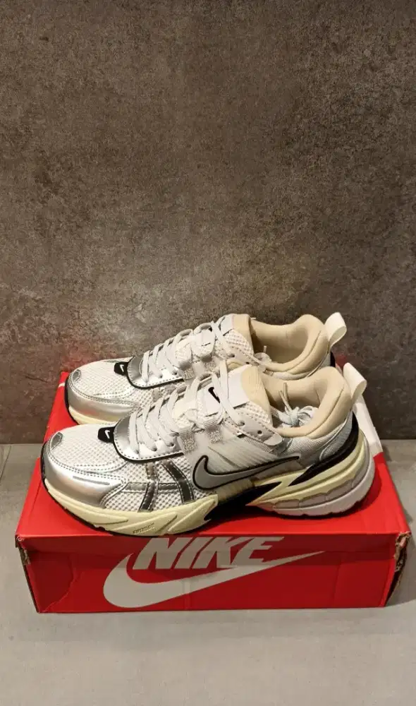 Sepatu Nike V2K Run
