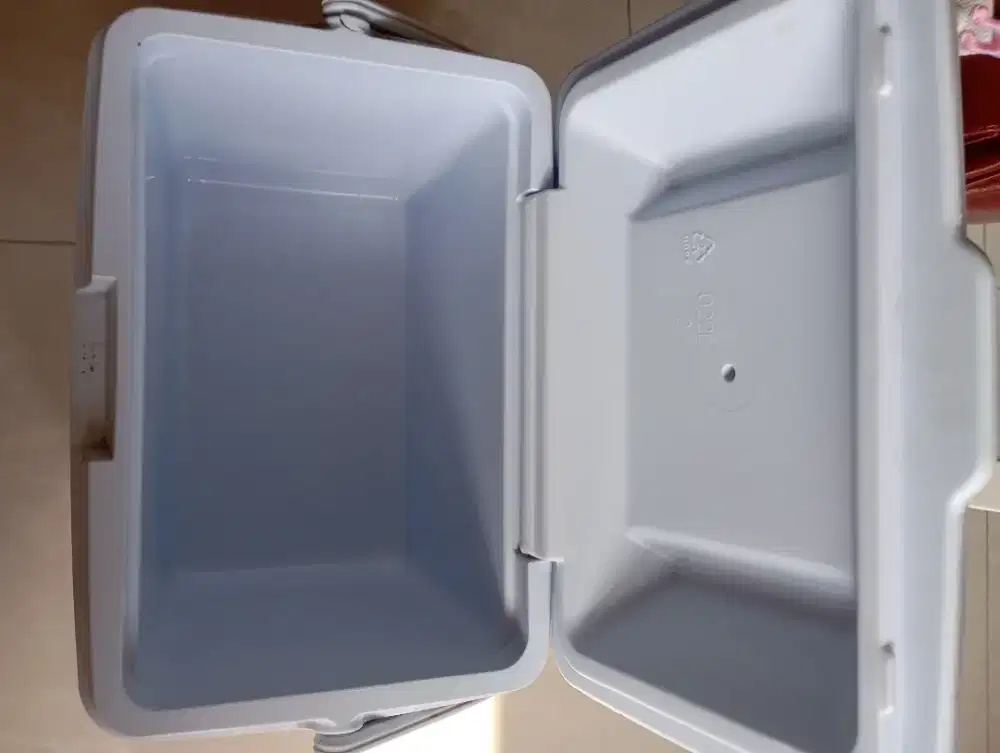Rubbermaid cooler box
