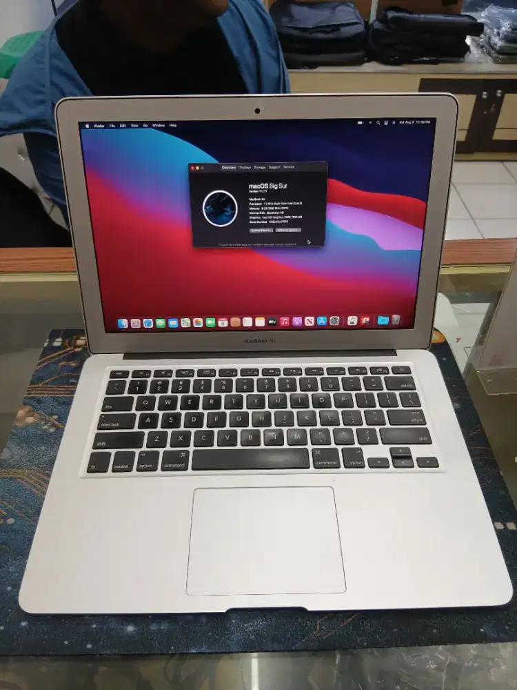 Macbook air 2014 
Intel core i5 
Ram 8
Hdd 500