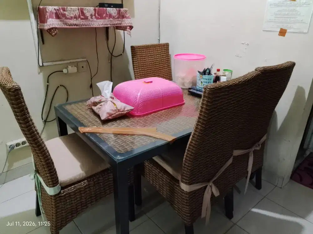 Meja makan rotan