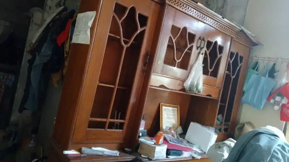 Sofa, lemari, meja TV dll