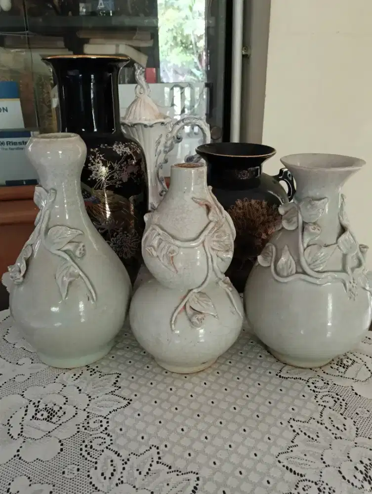 Chinese ceramic crackle pattern with floral decoration