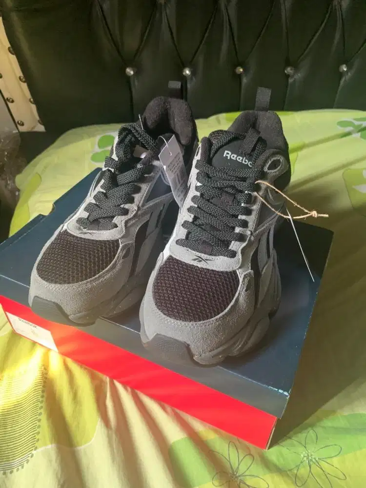 Sepatu reebok run men's classic grey