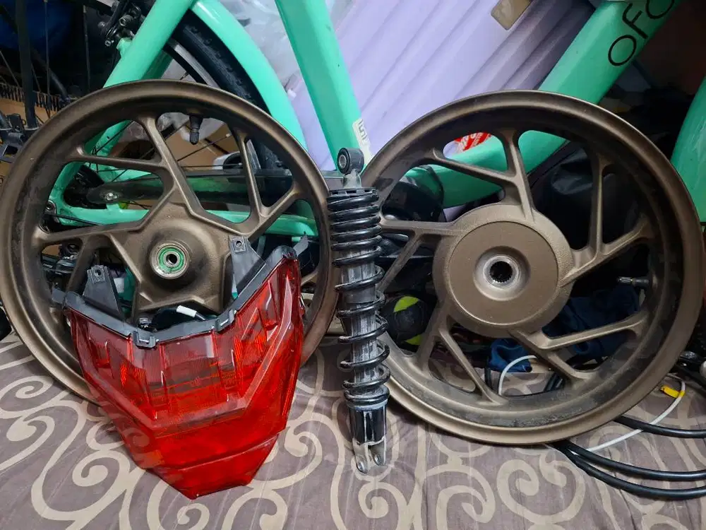 Spare part motor bekas terlihat baru