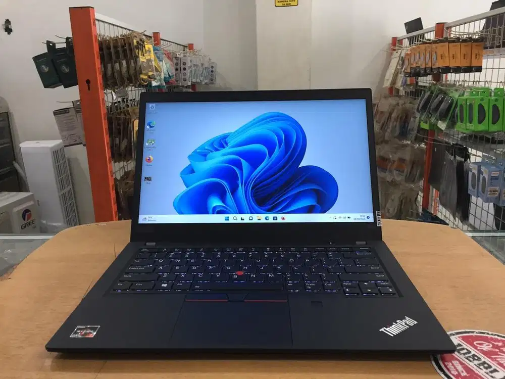 Lenovo ThinkPad T495 Amd Ryzen 7 Pro SSD 512GB Ram 16GB VGA 2GB Mulus