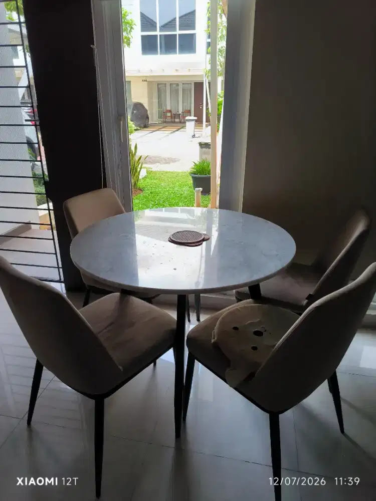 Furniture meja makan