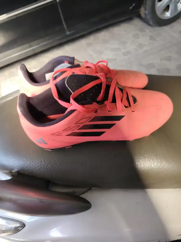 Sepatu bola Adidas F50