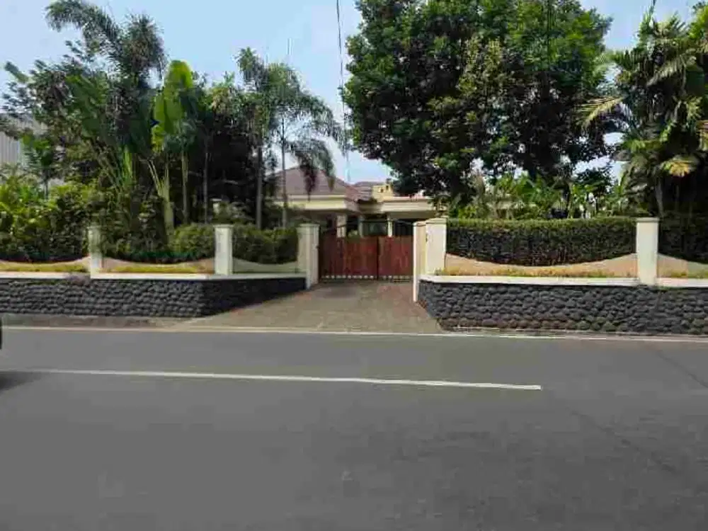 DIJUAL RUMAH MEWAH& ASRI di pinggir jalan raya Lebak bulus.