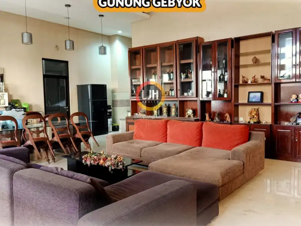 Rumah Mewah dengan Swimming Pool, Gajah Mungkur