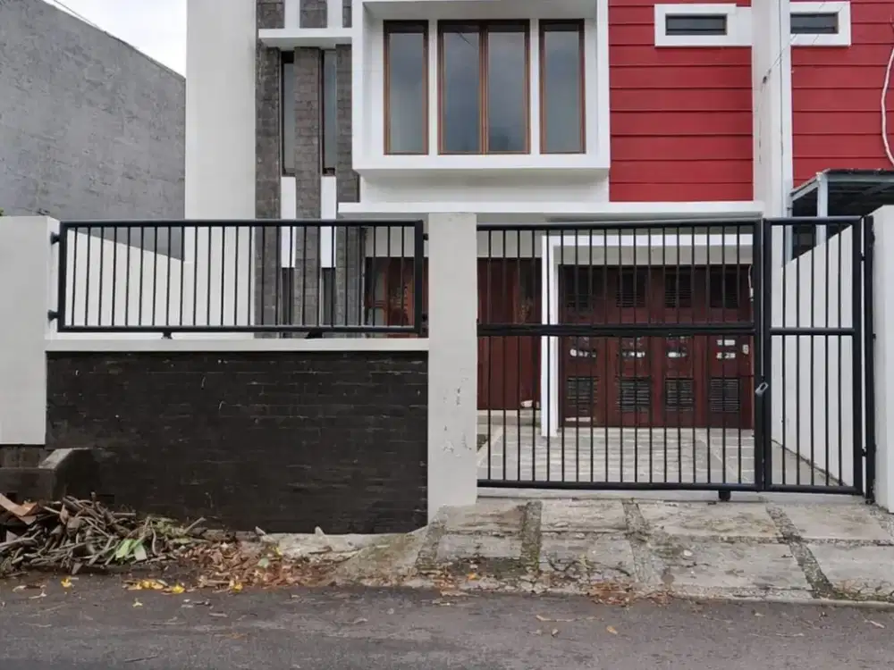 Jual Rumah 2 Lantai Dinding Full Bata Merah  Di Komplek Billymoon , Jakarta Timur