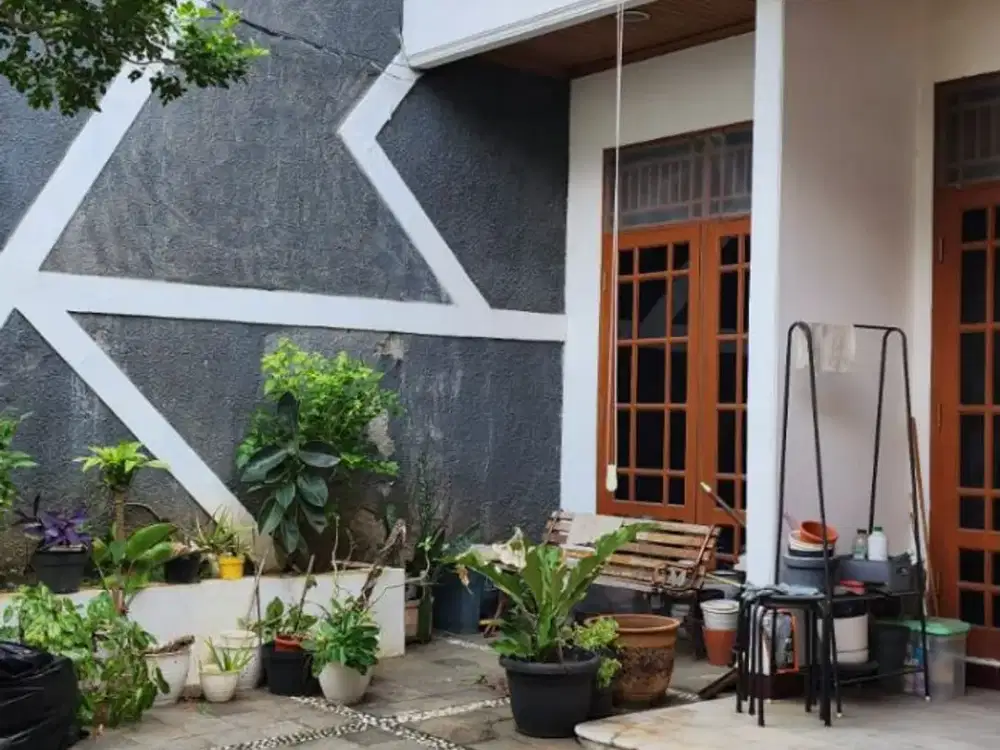 Rumah SHM 2 Lantai Salemba Semi Furnish Jakarta Pusat