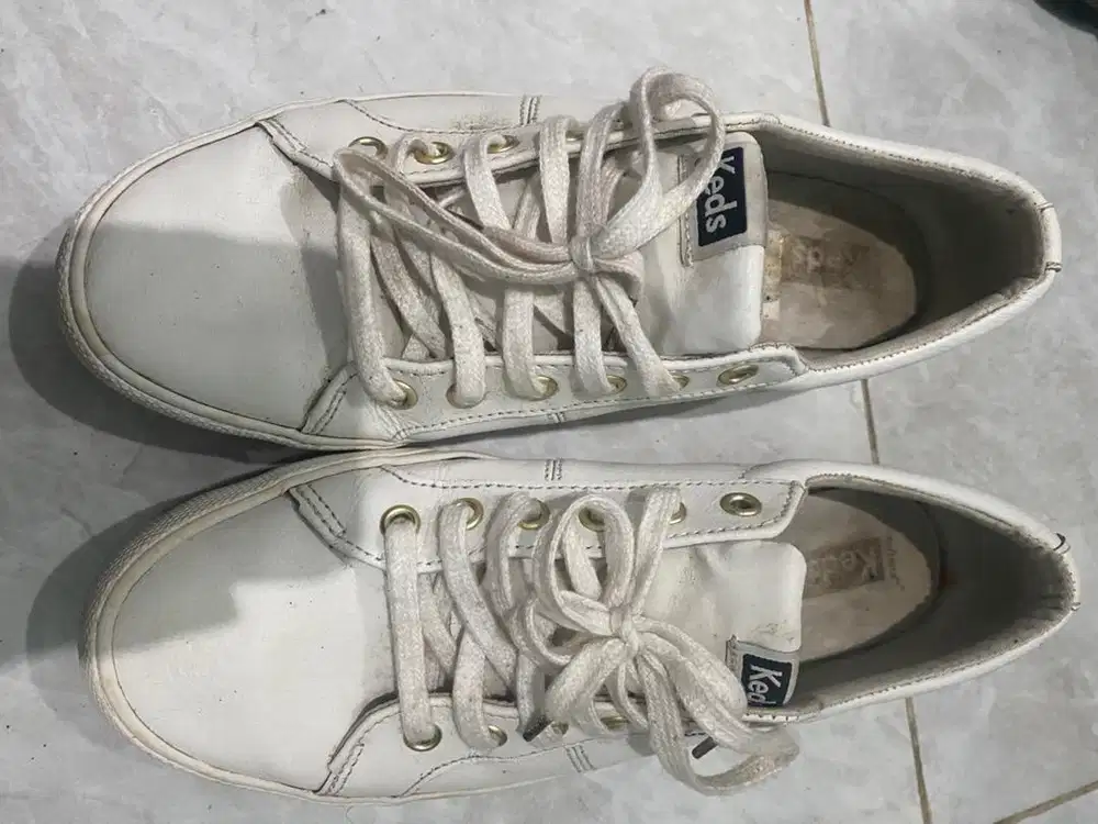 Sepatu merk keds putih