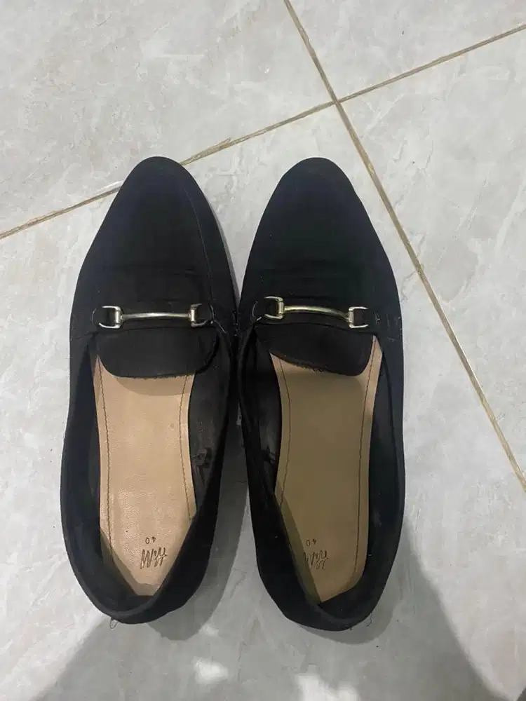 Sepatu hitam merk hm
