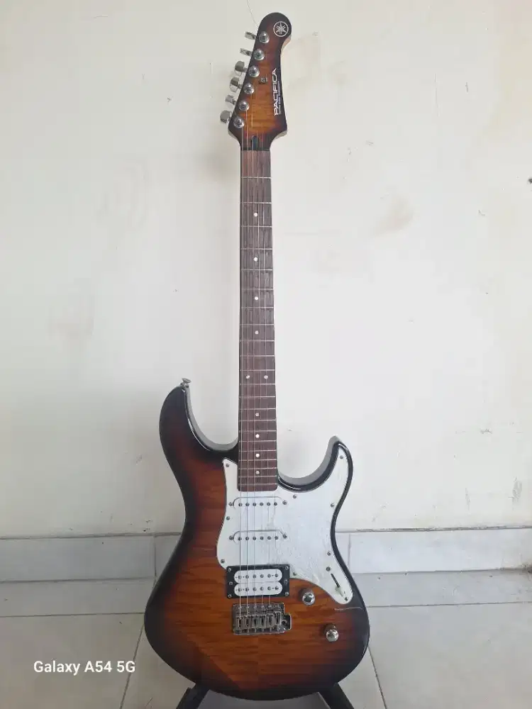 Gitar yamaha pacifica 212 vqm