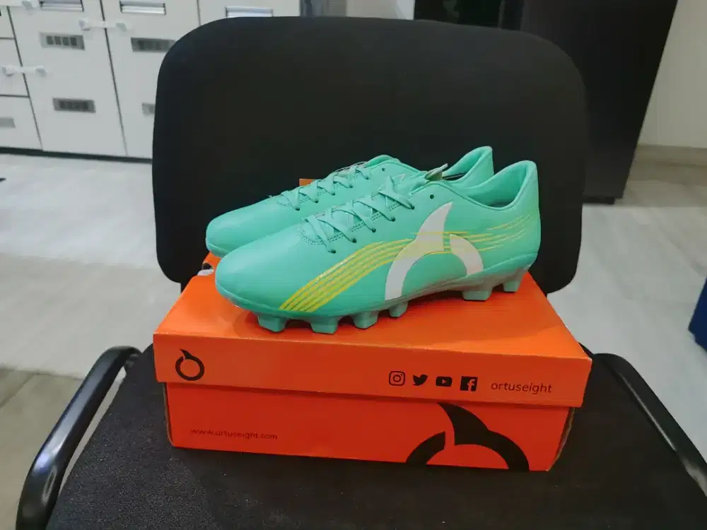 sepatu bola Ortuseight Horizon FG Aqua