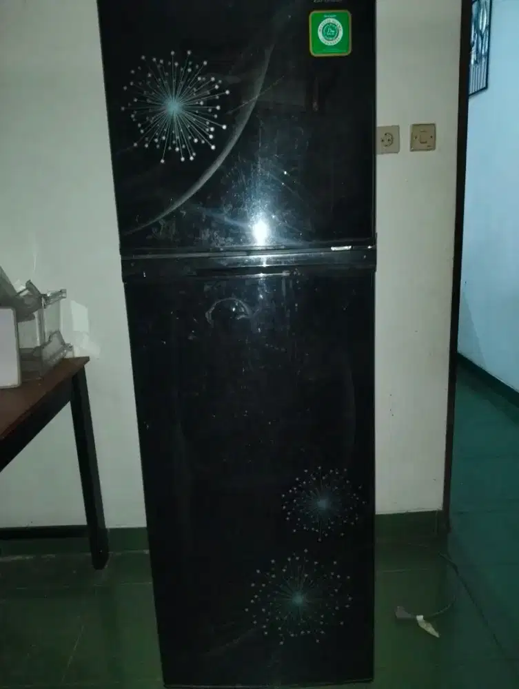 Dijual cepat kulkas 2 pintu merek sharp