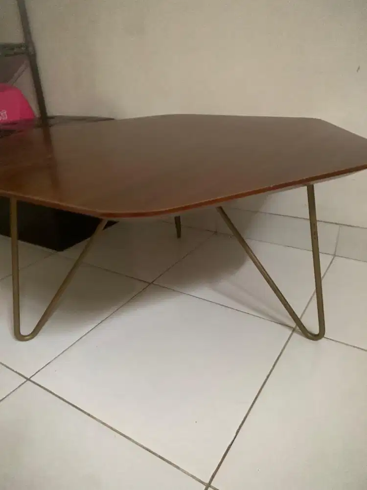 Meja ruang tamu informa