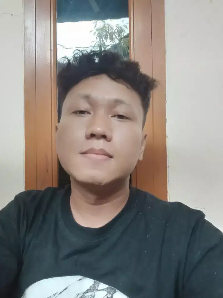 mencari pekerjaan apa saja.