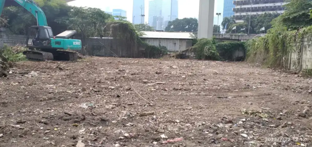 Gali pondasi bongkar bangunan beton