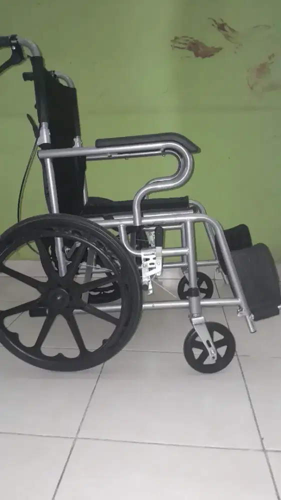 Kursi Roda untuk orang sakit
