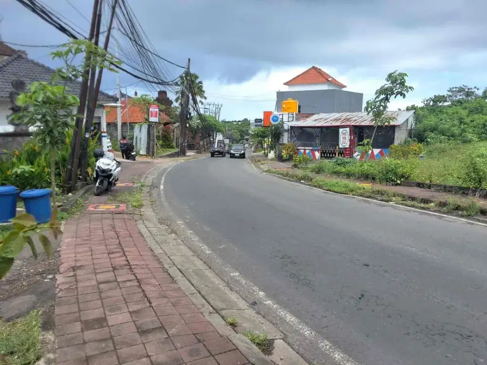 Di sewakan lahan komersil cocok untuk usaha karena di jalan utama labuan sait Pecatu