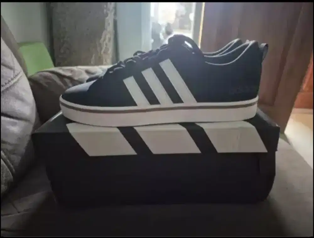 Sepatu adidas original size 42..baru new blm dipakai harga sdh nett ya