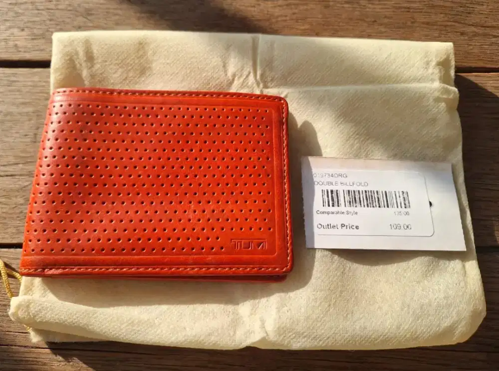 Dompet / wallet Tumi autentik.. best condition.. original store tumi