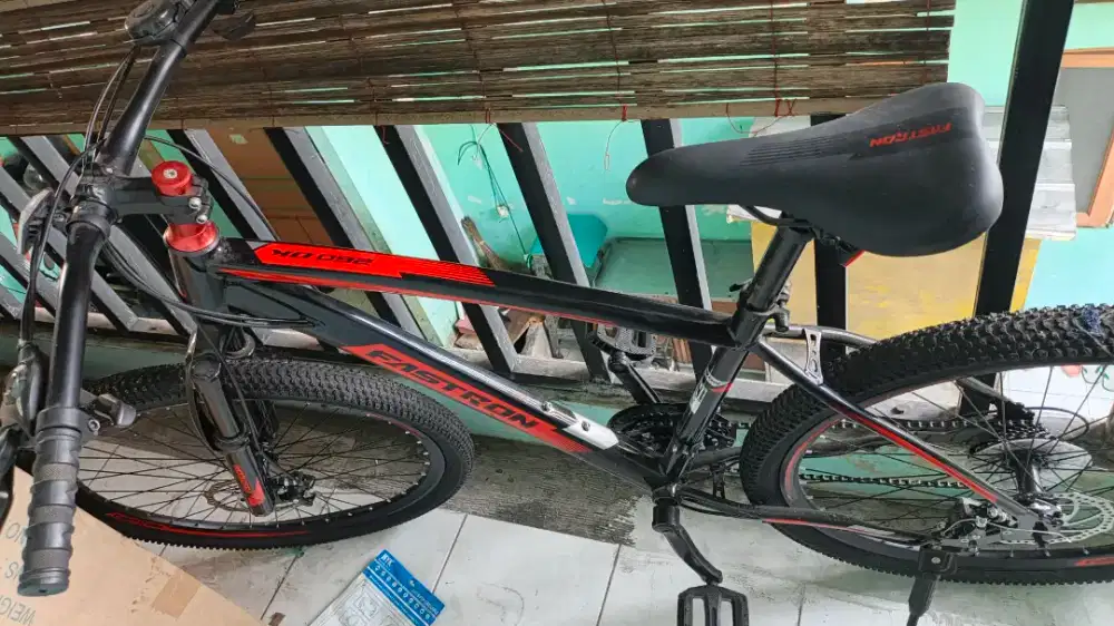 Sepeda gunung merah