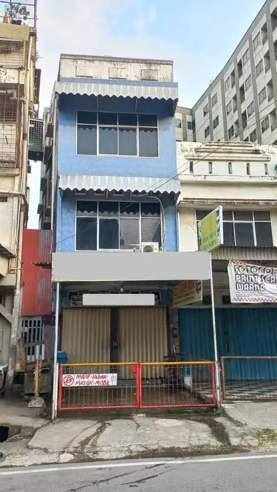 Dijual Ruko 3 lantai lokasi strategis ( samping Hotel Beston )
