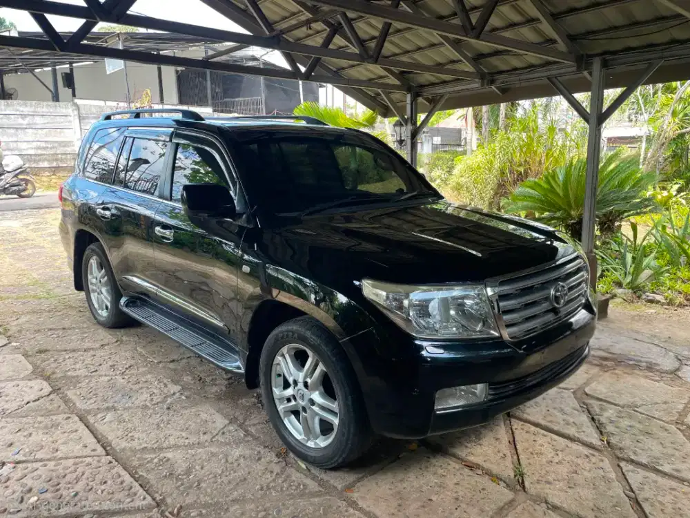 Mobil Toyota Land Cruiser V8 Bensin Tahun 2010 warna Hitam