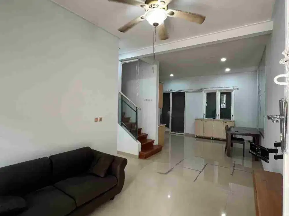 Rumah siap huni di kawasan strategis terdepan Cluster Flourite Gading Serpong