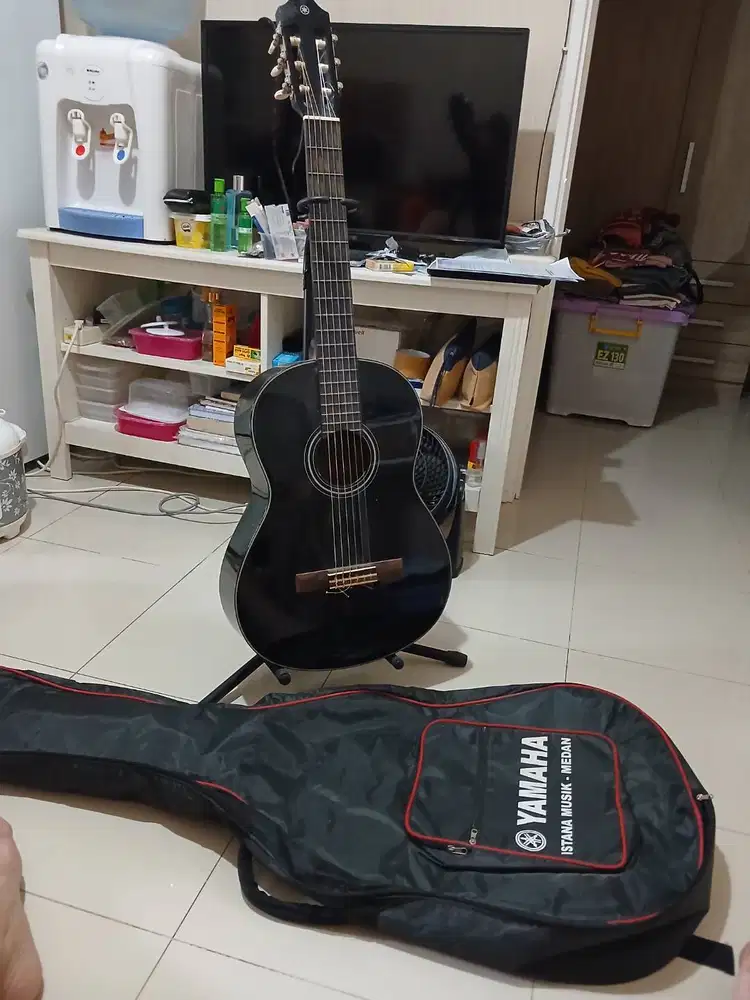 Gitar Yamaha C 40 warna hitam