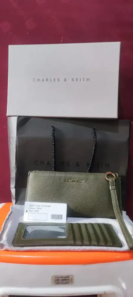 Prelove dompet wanita original Charles Keith Olive Wrislet